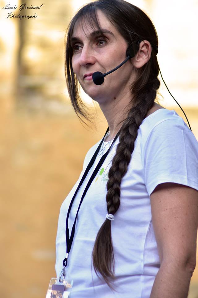 Portrait de Karine Bressand lors d'une conférence